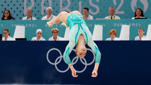 Rumunská gymnastka Ana Barbosuová při prostných na OH 2024 v Paříži