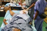 Lékaři pomáhají v polní nemocnice Miamské univerzity v Port-au-Prince. Do nemocnice se podle českých lékařů dostávají pacienti, kterým se nedostalo bezprostředně po zemětřesení žádné, nebo jen velmi omezené lékařské péče. Výjimkou nejsou zahnisané rány, ve kterých se hemží červi. V nemocnici je zatím jen jeden operační sál a šest desítek beznadějně zaplněných lůžek. Kapacita nemocnice se bude v blízké době rozšiřovat.