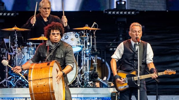 Bruce Springsteen v Praze odehrál bombastický koncert. Diváci zmokli a Trump se mýlil