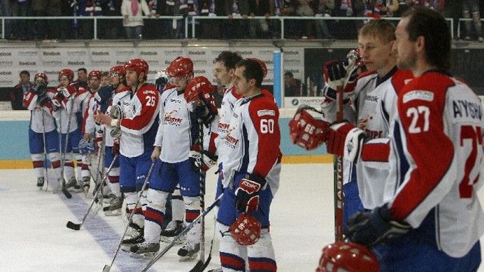 Zklamaní hráči Metallurgu Magnitogorsk po debaklu 0:5 v druhém finálovém zápase proti curyšským Lvům.