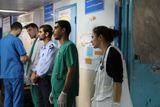 Nemocnice Šifa, Gaza, 20. července časně ráno. Podle OSN přišlo předešlé noci o život 17 lidí, dalších 117 bylo zraněno.