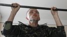 A recruit does pull-ups during a fitness test in an infantry unit camp based in Kiev October 15, 2012. REUTERS/Gleb Garanich (UKRAINE - Tags: MILITARY) Published: Říj. 15, 2012, 12:25 odp.