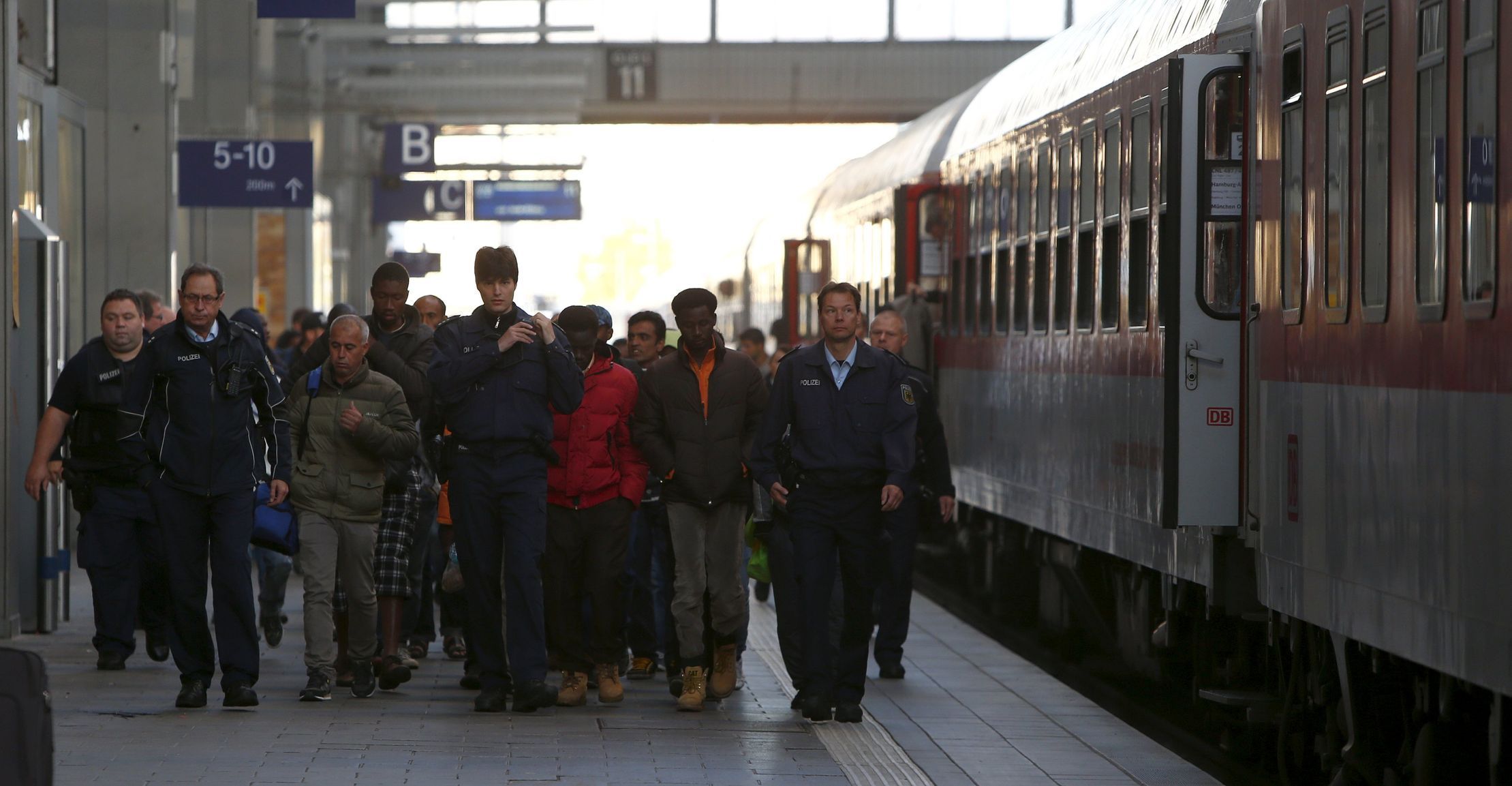 Uprchlíci přijeli na hlavní nádraží v Mnichově