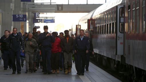 Další skupina uprchlíků, která přijela na hlavní nádraží v Mnichově,
