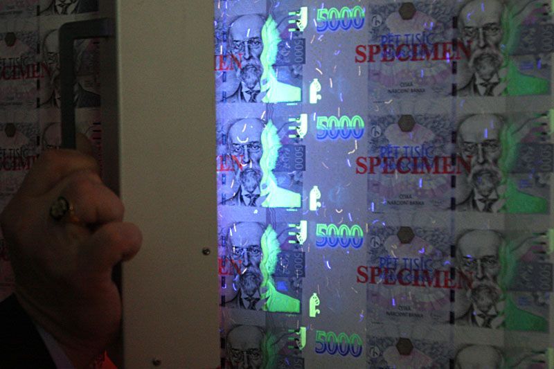 ČNB vydala inovovanou 5000 Kč bankovku