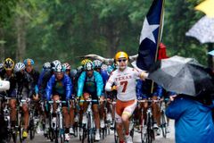 Skandál na Tour: Policie šetří střelbu po cyklistech
