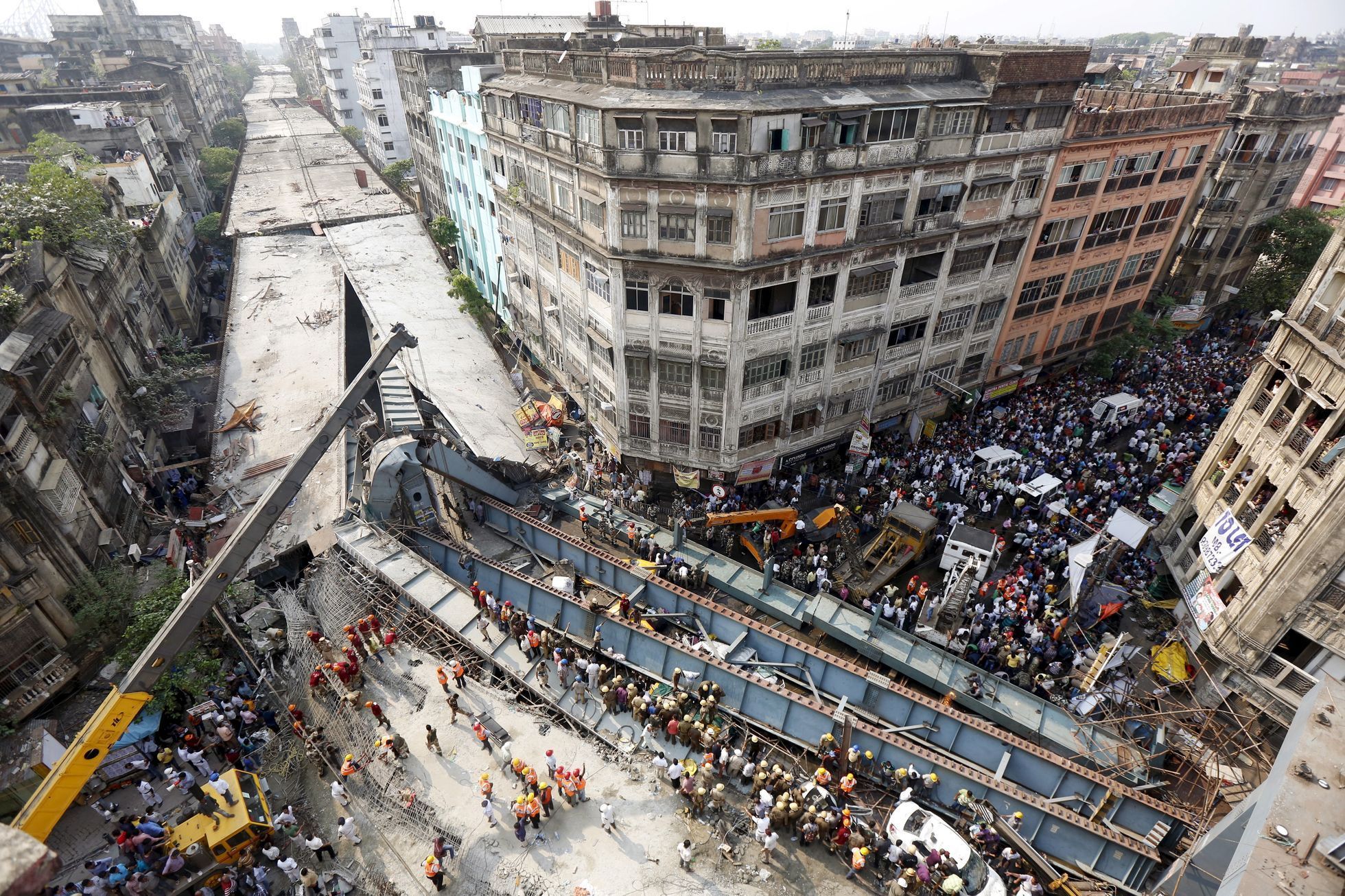 11_Foto_Kolkata on March 31, 2016. Collapsed fly-over bridge in  At least 14 people were killed