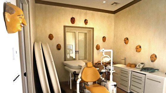 Mocní hosté, mladé oběti: Nové záběry z Epsteinova karibského "ráje"