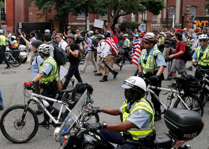 Demonstrace bělošských nacionalistů ve Washingtonu, která se konala přesně rok po násilných střetech v Charlottesville.