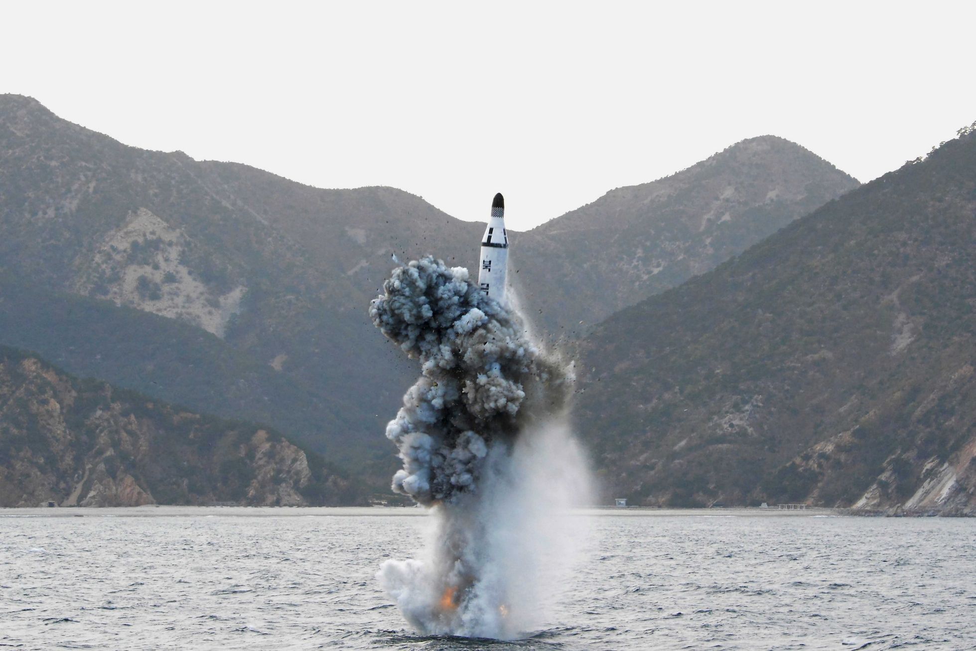 Test rakety KLDR, odpálené z ponorky.