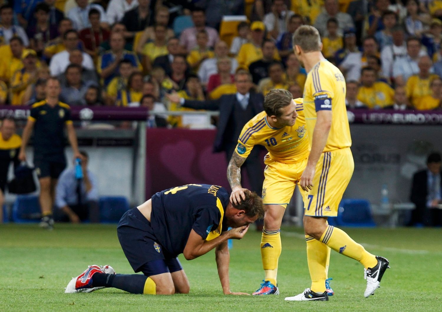 Andreas Granqvist, Andrej Ševčenko a Andrej Voronin v utkání Ukrajina - Švédsko na Euru 2012