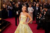 "Už to, že jsem tady, je absolutně neskutečné. Jsem strašně nervózní," řekla švédská herečka Alicia Vikanderová ve světle žluté róbě od Louise Vuittona zdobené stříbrnými pajetkami.