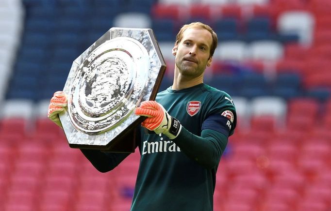 Petr Čech z Arsenalu s vítěznou trofejí anglického superpoháru