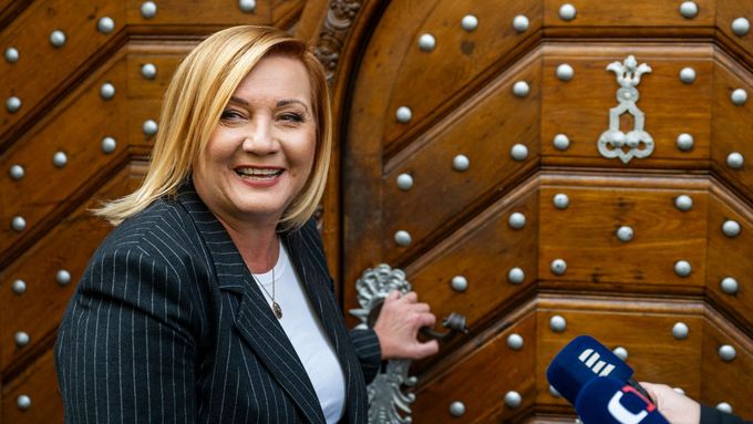 Místopředsedkyně ANO Alena Schillerová přichází na programové jednání mezi ANO, SPD a AUTO, 20. října 2025, Praha.