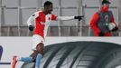 Peter Olayinka slaví gól v zápase EL Slavia - Feyenoord