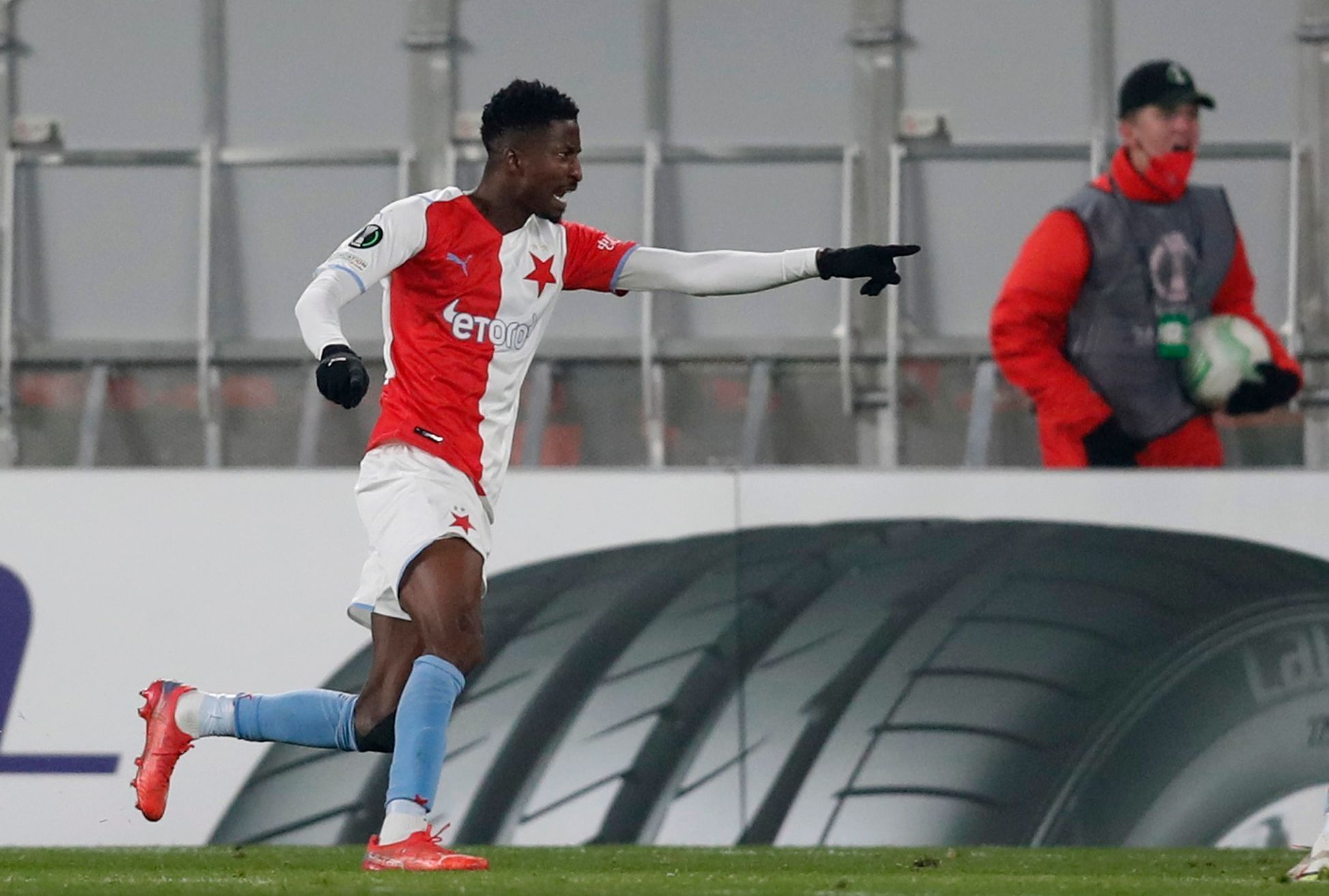 Peter Olayinka slaví gól v zápase EL Slavia - Feyenoord