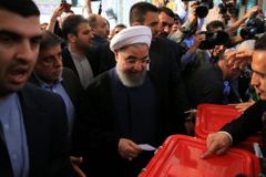 Volby v Íránu vyhrál Rúhání. Země slaví, prezidentovi ale stojí v cestě názorově jiný ajatolláh