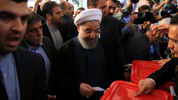 Íránský prezident Hasan Ruhání odevzdává svůj hlas v prvním kole prezidentských voleb.