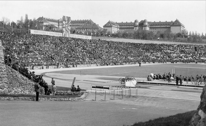 Archivní snímek z historie fotbalového stadionu Za Lužánkami.