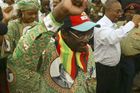 Hlad v Zimbabwe. Mugabe vrací půdu bílým