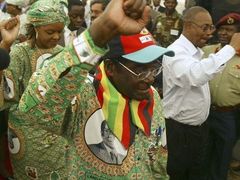 Robert Mugabe zahájil před lety tažení proti bělošským majitelům půdy.