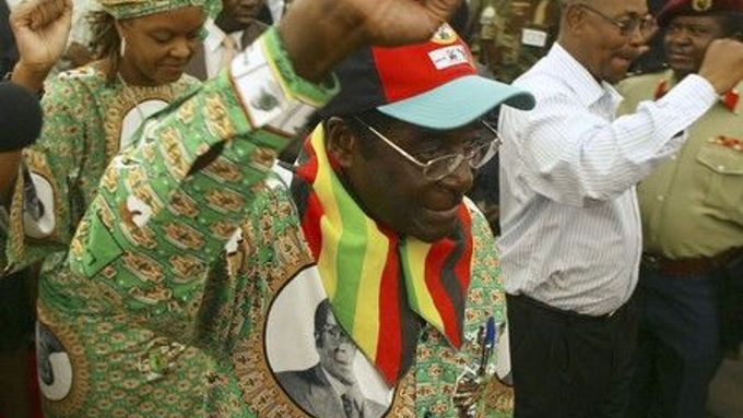 Robert Mugabe (na snímku se svou ženou) v létě prohlásil, že pozemková reforma nebude ukončena, zůstane-li v zemi jediný bílý farmář. Nyní se karta obrací. Kvůli ekonomické krizi je Mugabe zve zpět.