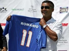 Slavný brazilský fotbalista Romario ukazuje dres svého nového týmu, jímž je americké FC Miami.