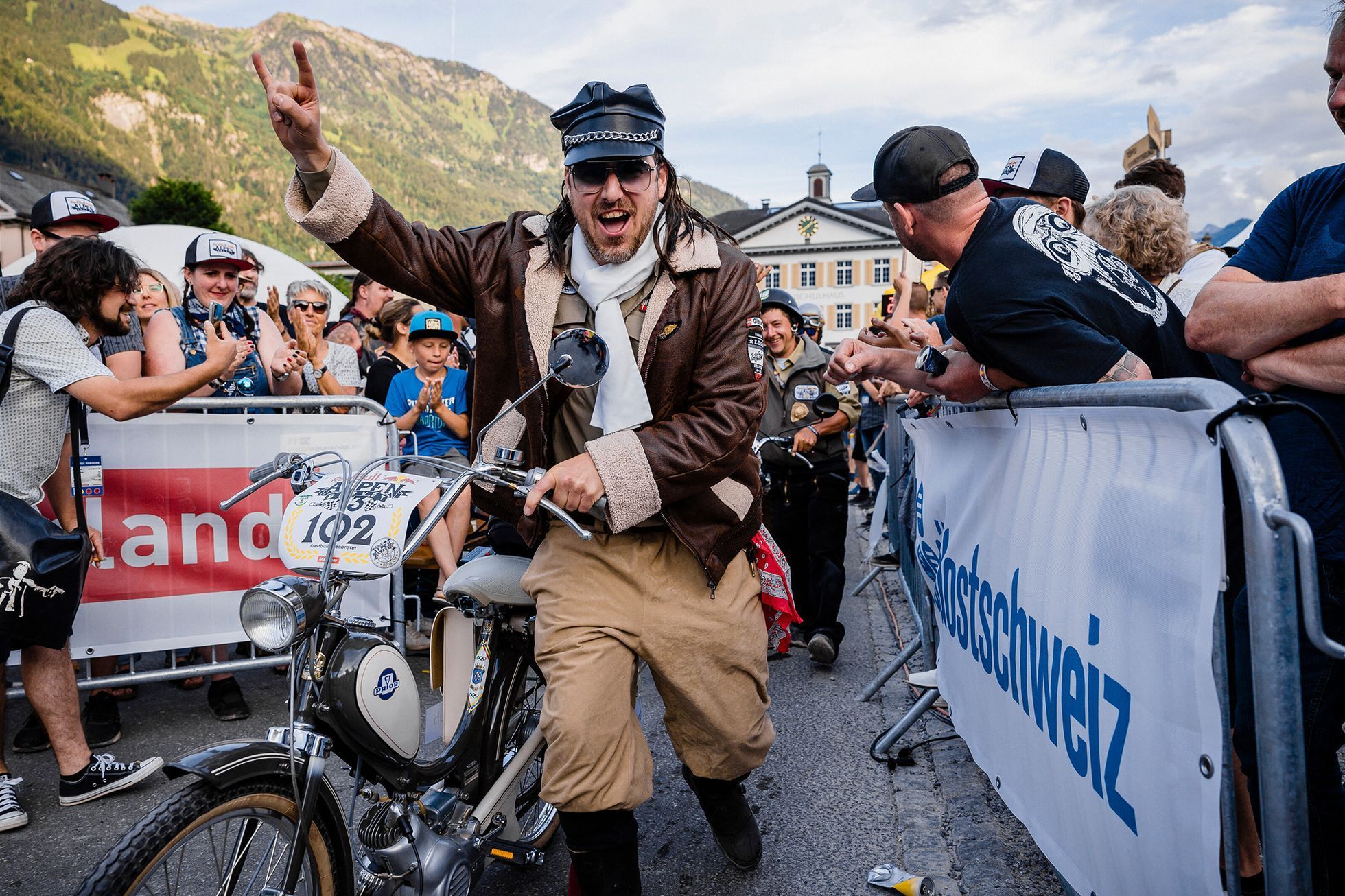 Závody mopedů po švýcarsku. Fotografie z akce Red Bull Alpenbrevet 2022