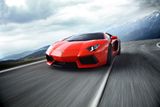 6. místo - Lamborghini Aventador
6,5 litru
Vidlicový dvanáctiválec bez přeplňování o objemu 6,5 litru, ten má pod kapotou Aventador. Dává výkon 515 kW a díky němu Aventador zrychlí z 0 na 100 km/h za 2,9 sekundy.