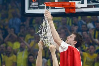 Jan Veselý z Fenebahce Istanbul slaví po vítězném finále Evropské ligy proti Olympiakosu Pireus.