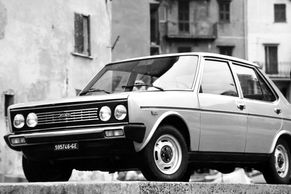 Tuzexová limuzína řezníků a zelinářů. Za jeden Fiat 131 Mirafiori byly tři Trabanty