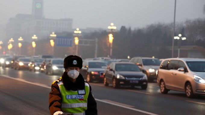 Čínské hlavní město Peking se znovu topí ve smogu.