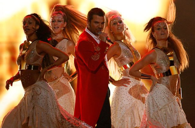 Turek Kenan Doculu a jeho tanečnice vlnící se v rytmu píseně "Shake it up Shekerim"