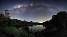 Soutěžní kategorie : Earth and Space  Čestné uznání : Luc Perrot (Réunion – zámořský department Francie)  Název fotografie : "The Milky Way View from the Piton de l’Eau, Réunion Island"