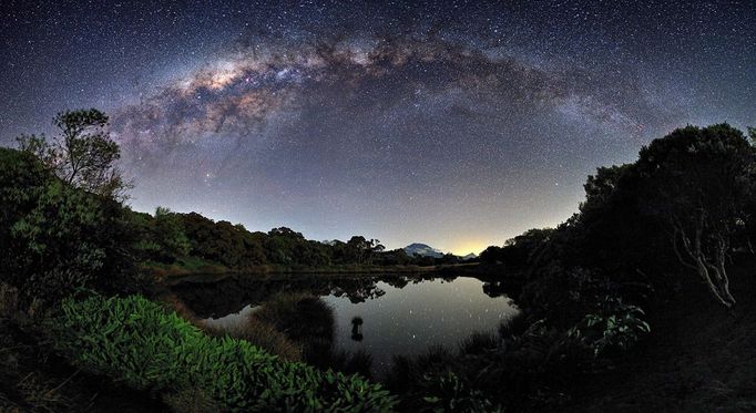 Soutěžní kategorie : Earth and Space  Čestné uznání : Luc Perrot (Réunion – zámořský department Francie)  Název fotografie : "The Milky Way View from the Piton de l’Eau, Réunion Island"