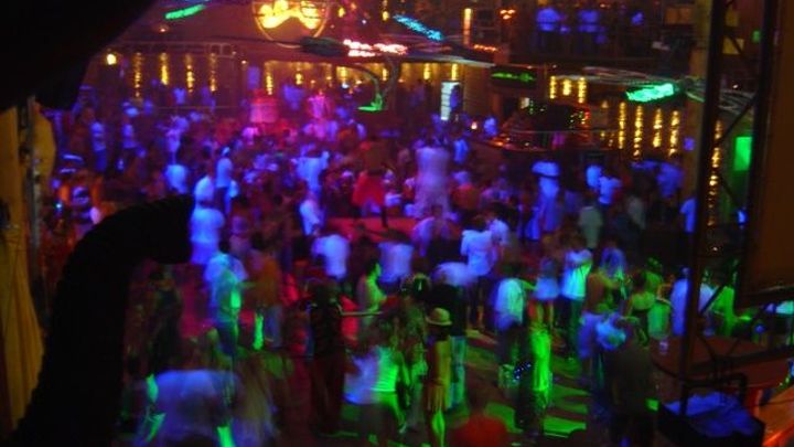 Klub má mít v noci zavřeno, z hostů chce udělat komparz filmu. FAMU se distancuje