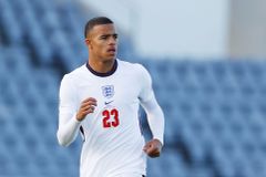 Hvězdní mladíci Anglie slavili výhru s islandskými dívkami. Trenér je vyhodil z týmu