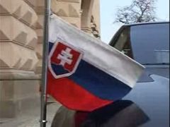 Pod slovenskými vlajkami zazní určitě slovenská státní hymna. Ale asi nějaký famouškovský hit