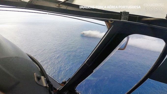 Záběr na hořící loď Felicity Ace z vrtulníku portugalského letectva.