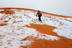 Na hranici Sahary napadl potřetí za čtyřicet let sníh, lidé klouzali po zasněžených dunách