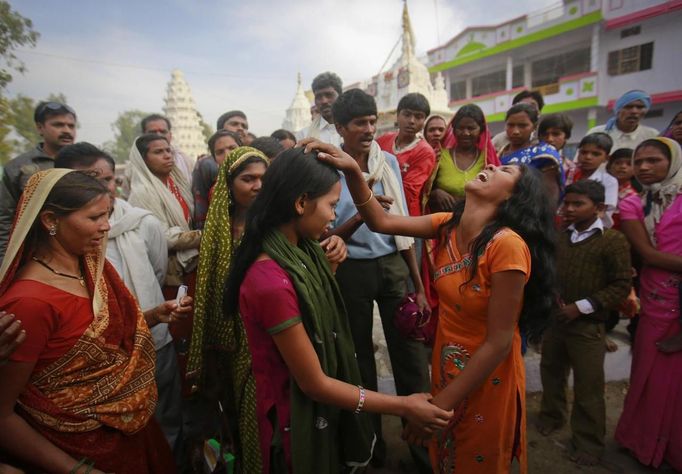 A devotee who is believed to be possessed by evil spirits cries in a state of trance while being confronted by her relatives at Guru Deoji Maharaj temple during a ghost fair at Malajpur village in Betul district in the central Indian state of Madhya Pradesh January 27, 2013. People from across India come to this fair to be exorcised of �evil spirits�. They are usually brought by relatives and they are most often women. The exorcism involves running around the temple courtyard to make the 'ghost' weak then being beaten by a priest with a broom. Picture taken January 27, 2013. REUTERS/Danish Siddiqui (INDIA - Tags: SOCIETY RELIGION) ATTENTION EDITORS: PICTURE 12 OF 24 FOR PACKAGE 'INDIAN GHOSTBUSTERS' SEARCH 'INDIA GHOST' FOR ALL IMAGES Published: Úno. 5, 2013, 5:09 dop.