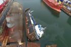 Jeřáb se v polském přístavu zhroutil na loď a potopil ji