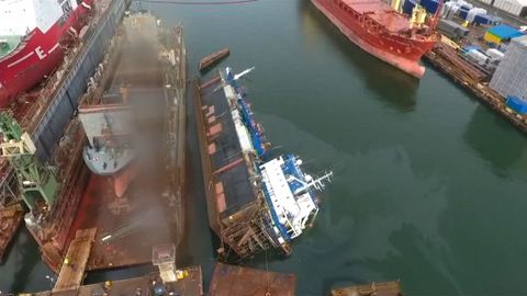 Jeřáb se v polském přístavu zhroutil na loď a potopil ji
