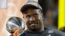 NFL, Super Bowl 50: nejužitečnější hráč Von Miller  Denver Broncos s Lombardi Trophy