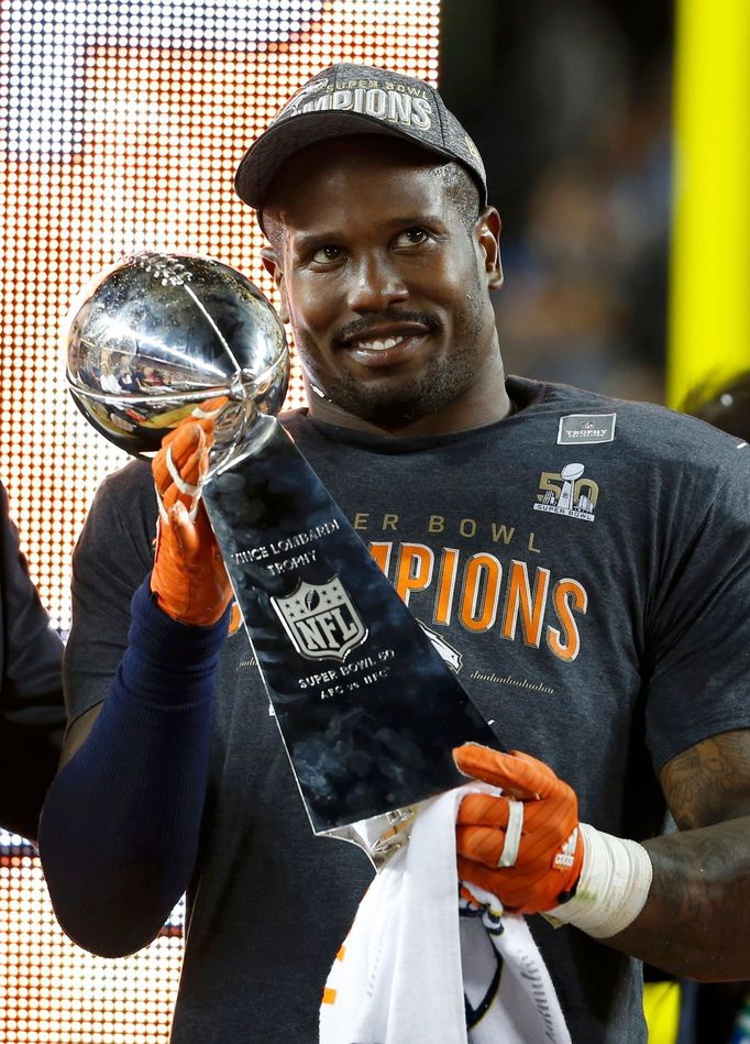 NFL, Super Bowl 50: nejužitečnější hráč Von Miller  Denver Broncos s Lombardi Trophy