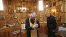 An Orthodox priest (L) leads the Easter service during the week after Orthodox Easter, as he stands among inmates inside an Orthodox church at a high-security male prison camp outside Russia's Siberian city of Krasnoyarsk May 14, 2013. High-security male prison camp number 17 is intended to house male inmates who are serving a sentence for the first time, and have been convicted for serious crimes. Prisoners at the facility work in wood and metal processing shops, manufacture furniture, sew clothes and do other kinds of work. They can also take part in educational, sport and cultural programs. Picture taken May 14, 2013. REUTERS/Ilya Naymushin (RUSSIA - Tags: CRIME LAW SOCIETY) ATTENTION EDITORS: PICTURE 22 OF 29 FOR PACKAGE 'INSIDE SIBERIA'S PRISONS' SEARCH 'ILYA PRISON' FOR ALL IMAGES Published: Čer. 19, 2013, 10:04 dop.