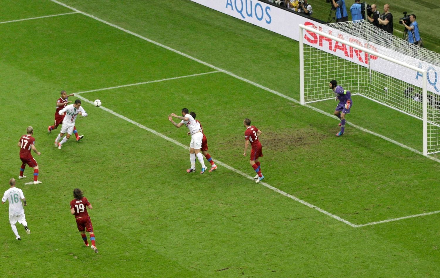 Cristiano Ronaldo střílí gól v utkání Česko - Portugalsko ve čtvrtfinále Eura 2012.