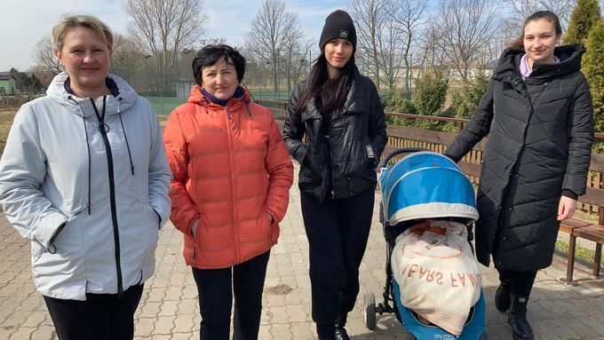 V Blatničce našla domov i tato rodina s pětiměsíčním Maximem v kočárku. Jeho maminka Anna je vpravo, vlevo stojí babička Viktoria, vedle ní prababička Světlana a v čepici snacha Irina.
