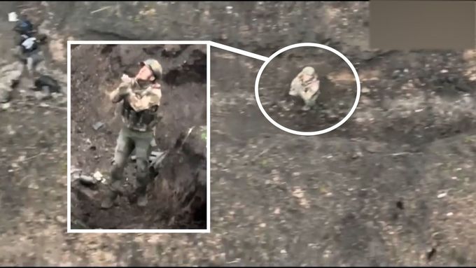 Ruský voják se vzdal do rukou Ukrajinců. Jeho kolegové ho za to postřelili.