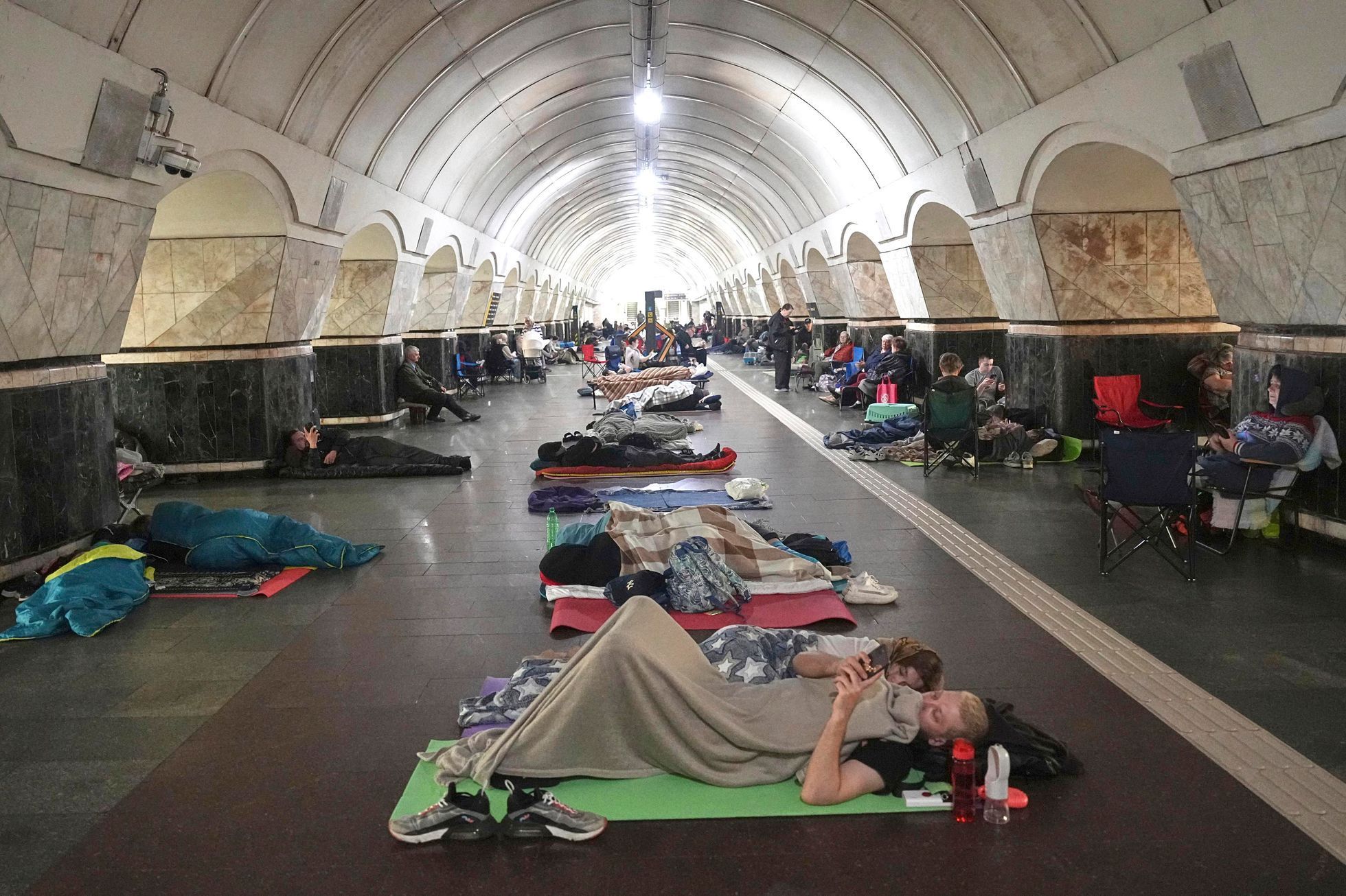 Ukrajina, Kyjev, metro, úkryt, civilisté, nálet, válka, Rusko
